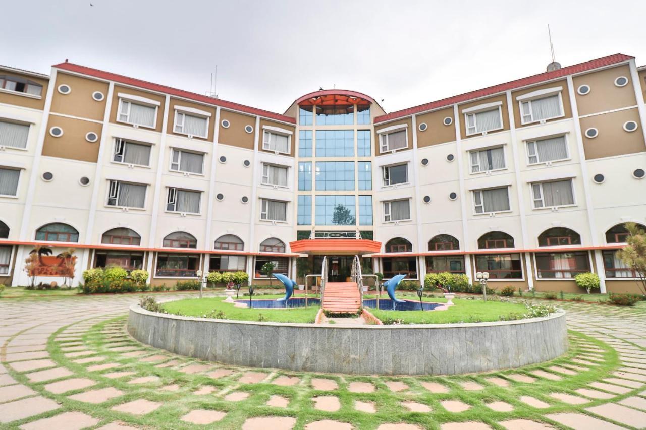 Palette - Holiday Palms Hotel Bangalore Exterior foto